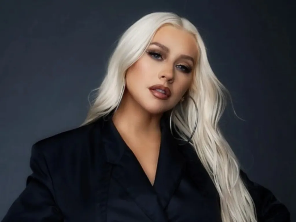 Hollywood’s Hair Secrets: Celebrities Who Wear Wigs Regularly 3 Christina Aguilera has used wigs to express her evolving persona