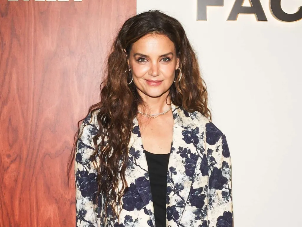 Hollywood’s Hair Secrets: Celebrities Who Wear Wigs Regularly 6 Katie Holmes reportedly started wearing wigs for styling flexibility and privacy