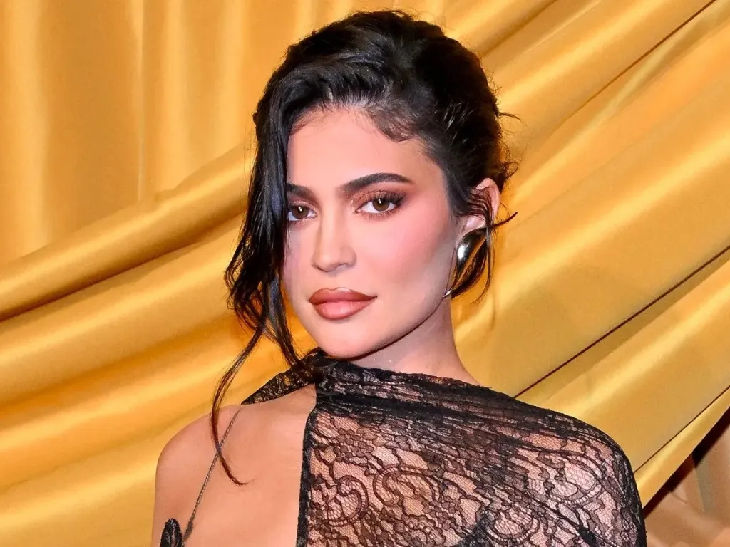 Hollywood’s Hair Secrets: Celebrities Who Wear Wigs Regularly 4 Kylie is arguably one of the most influential female celebrities who wear wigs