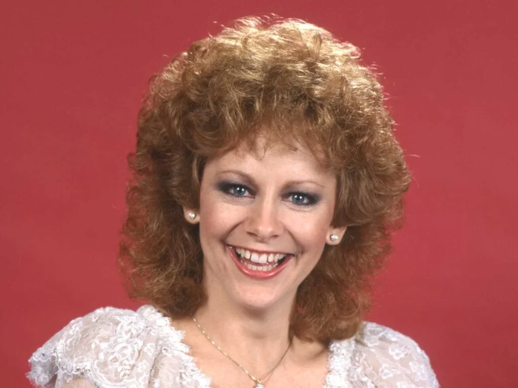 Does Reba McEntire Wear a Wig? The Secrets Behind Her Hair 2 Reba McEntire embraced feathered wigs to match her rising country star image